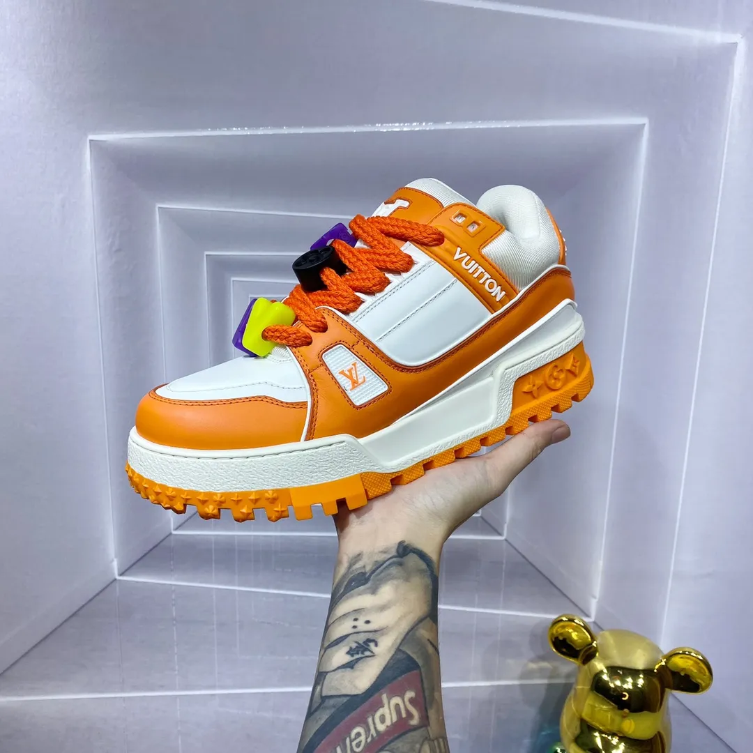 👟👟Ex-factory price 840 𝙇𝙑 𝟐𝟎𝟐4/𝐒𝐒 𝐧𝐞𝐰 Louis Vuitton catwalk skateboard shoes are popular, LOUIS VUITTON Trainer is undoubtedly one of the most successful Sneakers launched by luxury brands, but the pace of exploration will not stop. LOUISVUITTON will also bring a new series of skateboard shoes in the spring of 2023. The new series in the picture returns to the 90s Chunky Skate Shoes bread shoes, with leather and mesh uppers. The fat silhouette and thick shoelaces are very eye-catching. It is expected to have quite a few colors like the Trainer. Judging from the previous DIOR show skate shoes, this chunky style may be even stronger next year. Size: Female 35-40 Male 39-46